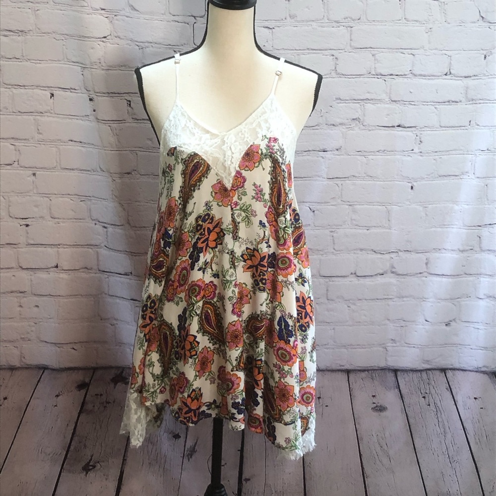 Impressions || White floral and lace boho tank top with adjustable straps